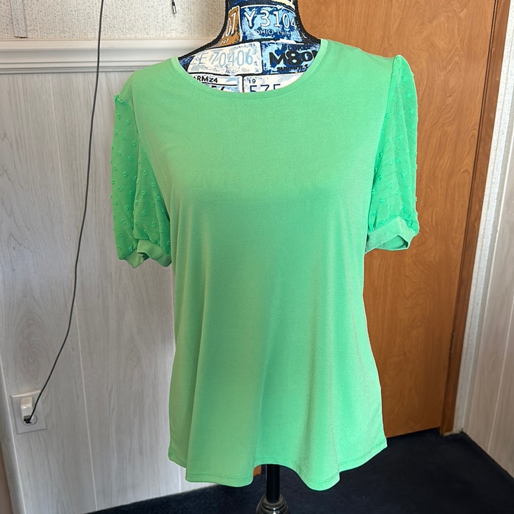 Carmen Marc Valvo Clip Dot Puff Sleeve Top. NWT